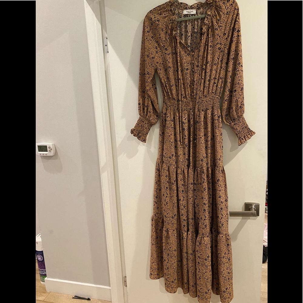 CJLA Leighton- Taupe and black print floral dress